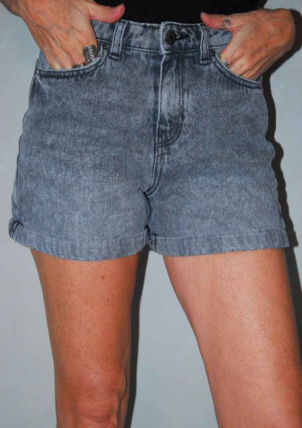 שורטס אפורים