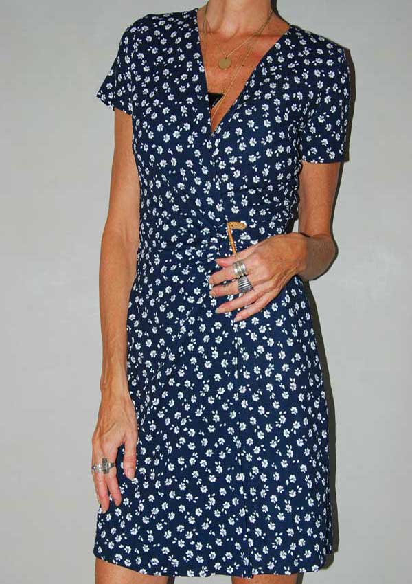 שמלת פרחים מחמיאה