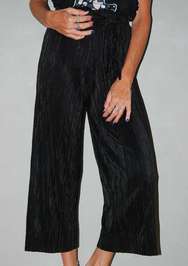 מכנסיים שחורים