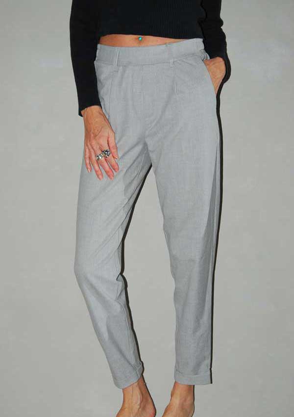 מכנסיים אפורים