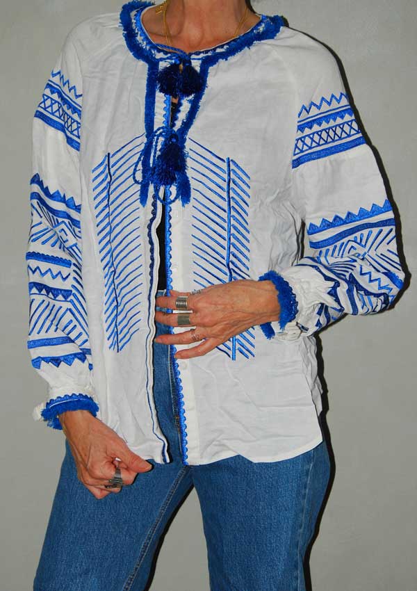 חולצה לבנה רקומה