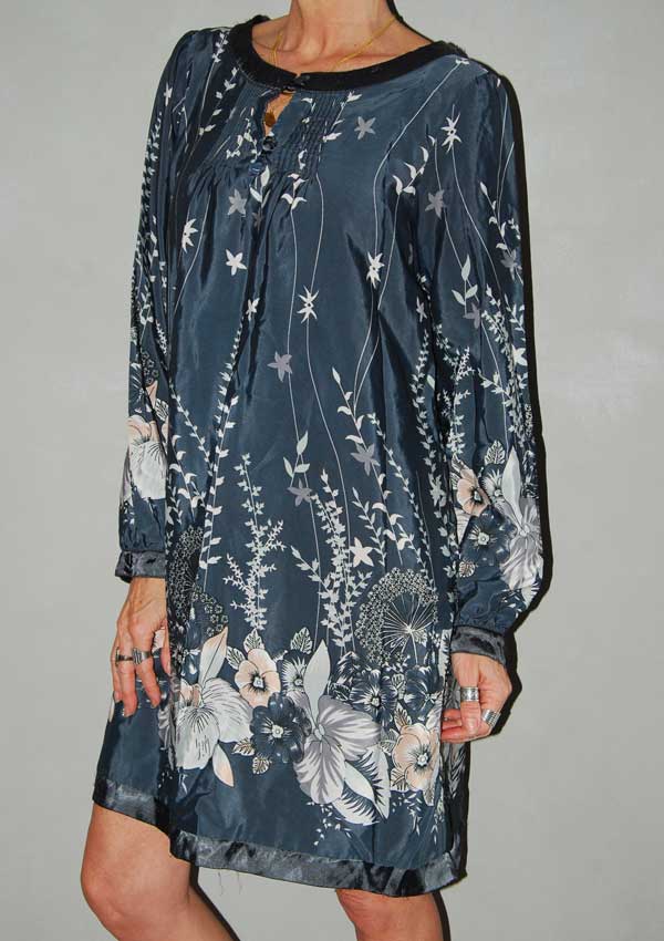 שמלה אפורה פרחונית